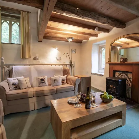 The Gamekeeper At Hole Bottom 4 *