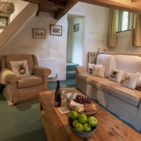 The Gamekeeper At Hole Bottom 4 *